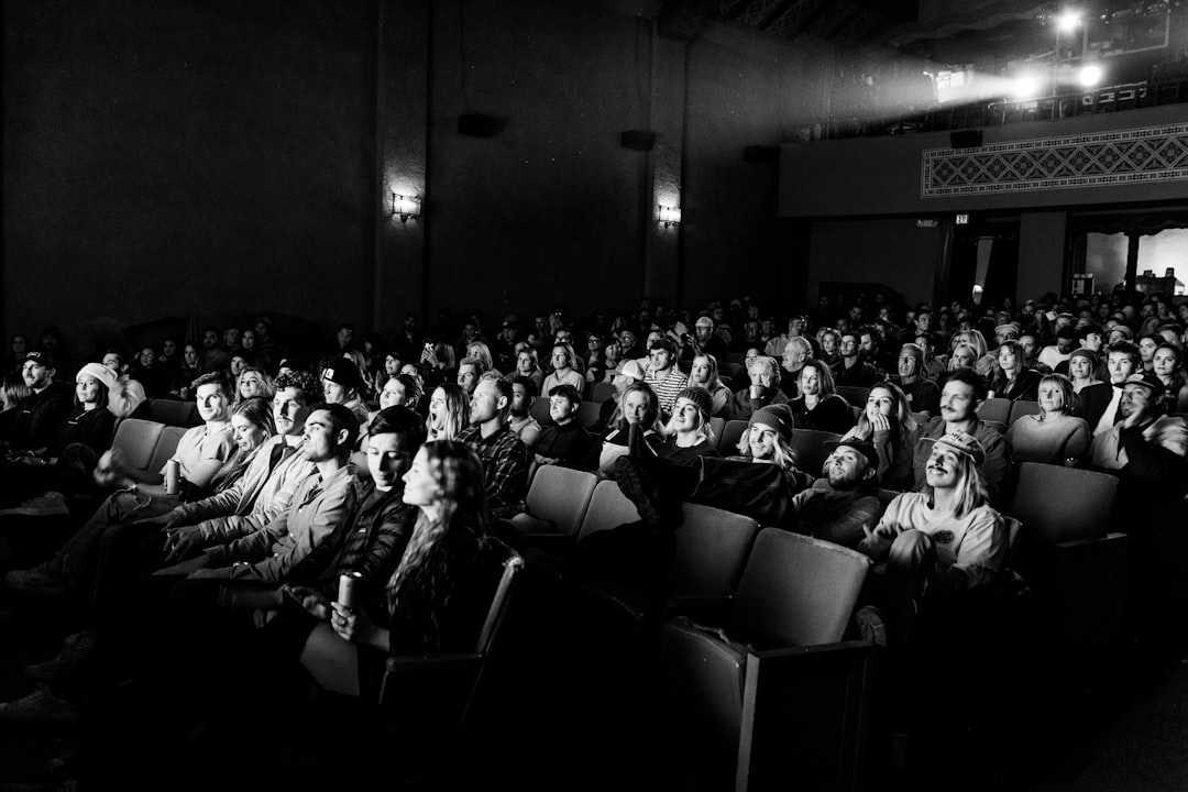 a-black-and-white-photo-of-a-crowd-of-people-mjzwrerreuy